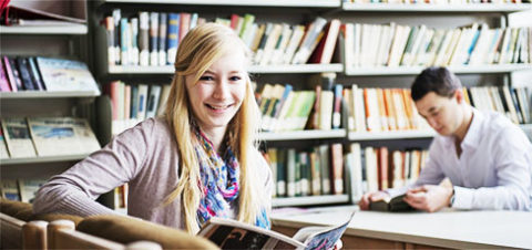 Studierende in der Bibliothek