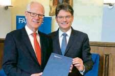 Foto Urkundenübergabe