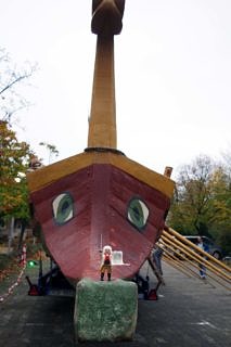 Auch Markgraf Alexander sah sich das Römerboot genauer an (alle Fotos: KB)