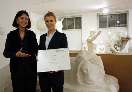 Frauenbeauftragte Aida Bosch verleiht Eva Odzuck den Preis