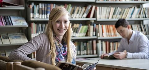 Studierende in der FAU Bibliothek