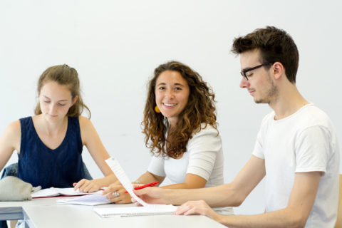 Drei Studierende im Seminar