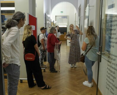 Zum Artikel "Lesen mit allen Sinnen: Ausstellung zu Literatur und Barrierefreiheit bis 15. August in der Stadtbibliothek Erlangen zu sehen"