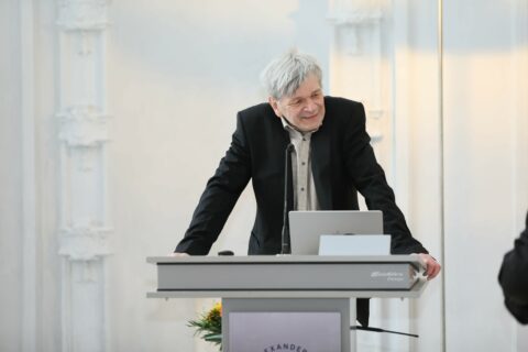 Von Prof. Dr. Thomas Herbst, Senior Professor für Englische Philologie und Linguistik, kam der Vorschlag, die Ehrendoktorwürde an Frau Prof. Goldberg zu verleihen