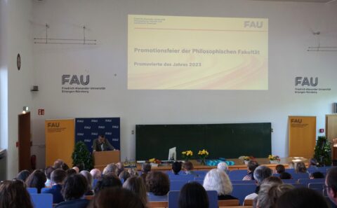 Auch Prof. Dr. Peter Dabrock begrüßt als Fachbereichssprecher Theologie die Gäste