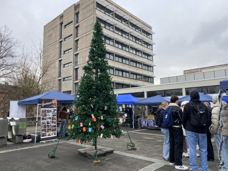 4. Dezember: 1. Wintermarkt an der Philosophischen Fakultät und Fachbereich Theologie mit Geschenkebaumaktion