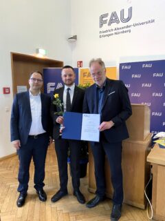 Der Christoph-Schuman-Gedenkpreis geht an Jens Schönstedt (Mitte)