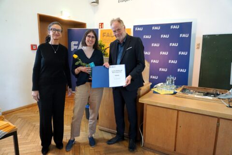 Kathrin Schlenker (Mitte) wird mit dem Joachim Matthes und Walter Toman-Preis geehrt