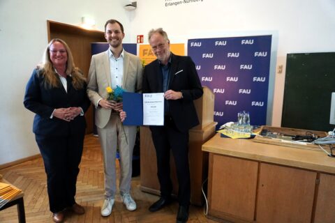 Philipp Margreiter (Mitte) erhält den Lili Bechmann-Rahn-Preis