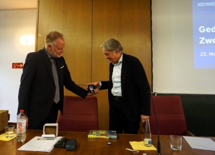 Als Andenken bekam Prof. Frei eine FAU-Tasse und ein Buch der Antikensammlung von Dekan Prof. Kirchmann überreicht