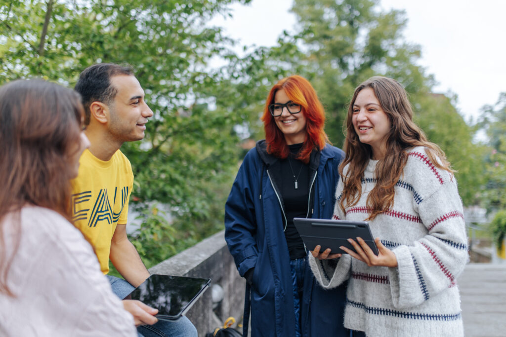 Studierendengruppe im Gespräch